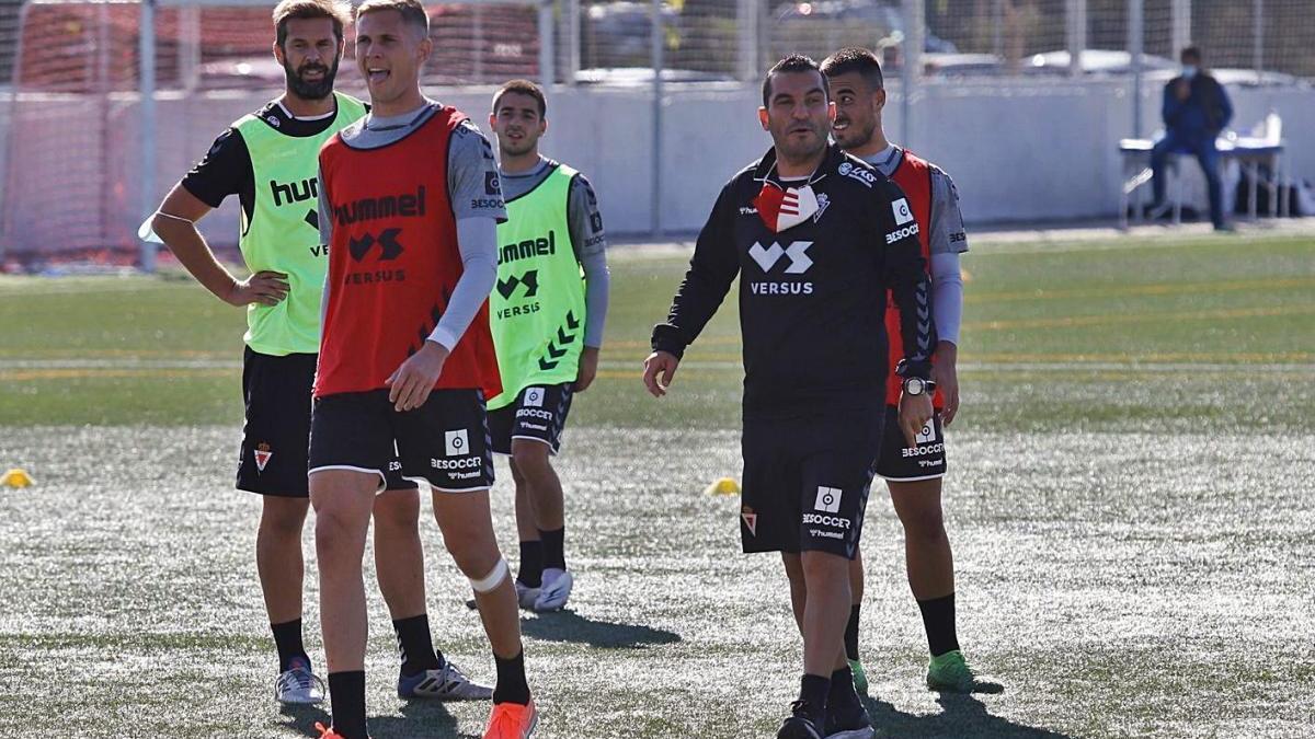 Adrián Hernández durante un entrenamiento del Real Murcia.