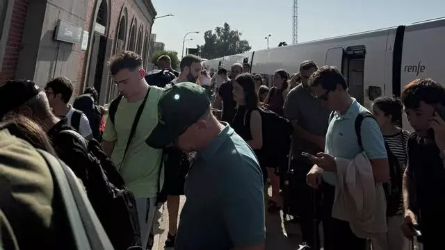 Vídeo | Desalojan a los pasajeros de un tren en Talavera de la Reina tras dejar de funcionar el aire acondicionado