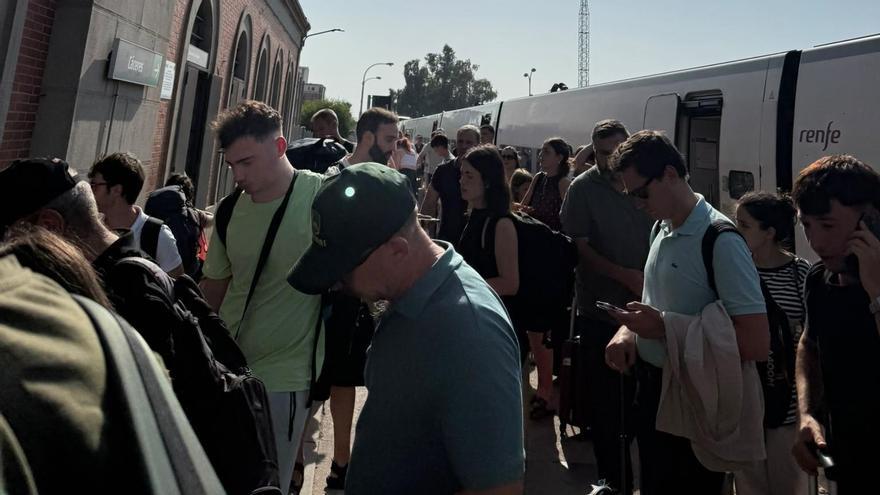 Vídeo | Desalojan a los pasajeros de un tren en Talavera de la Reina tras dejar de funcionar el aire acondicionado