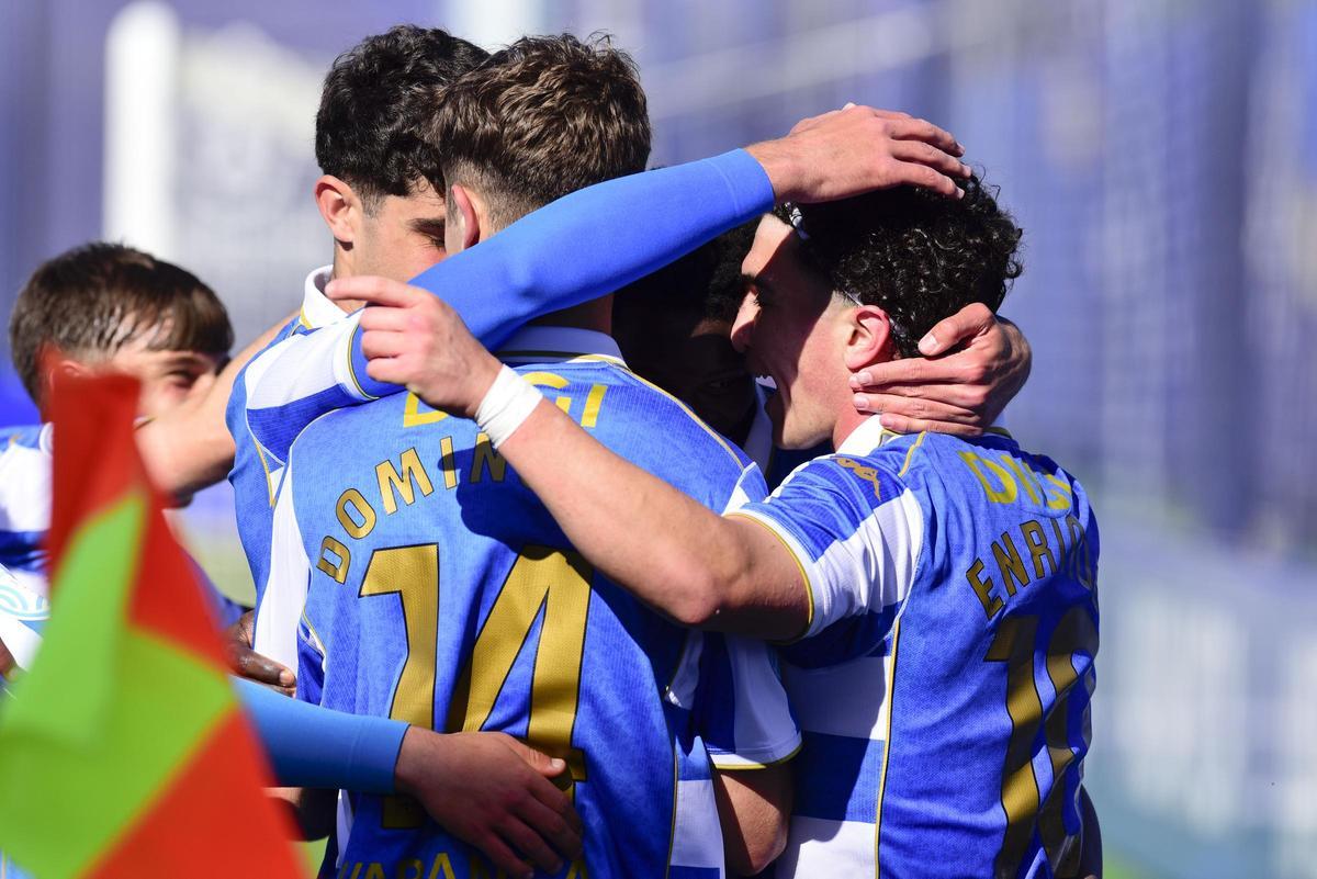 Los jugadores del Fabril celebran un gol esta temporada en Abegondo.