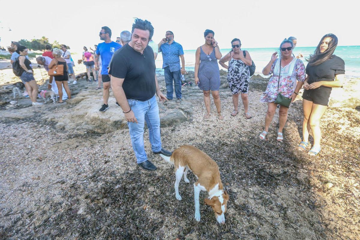 Docenas de usuarios de las playas acompañados de sus perros acudieron a Punta Margallo a pedir respeto y civismo en estos tramos litorales tras los "actos de sabotaje" de las señalizaciones