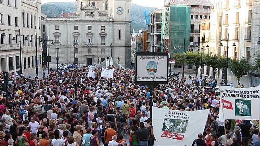 La plaza de España se llenó con centenares de alcoyanos que expresaron su rechazo a este polémico proyecto