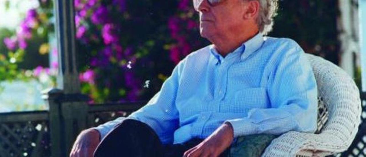 El Nobel José Saramago 
durante una entrevista en el jardín 
de su casa. / LP/DLP