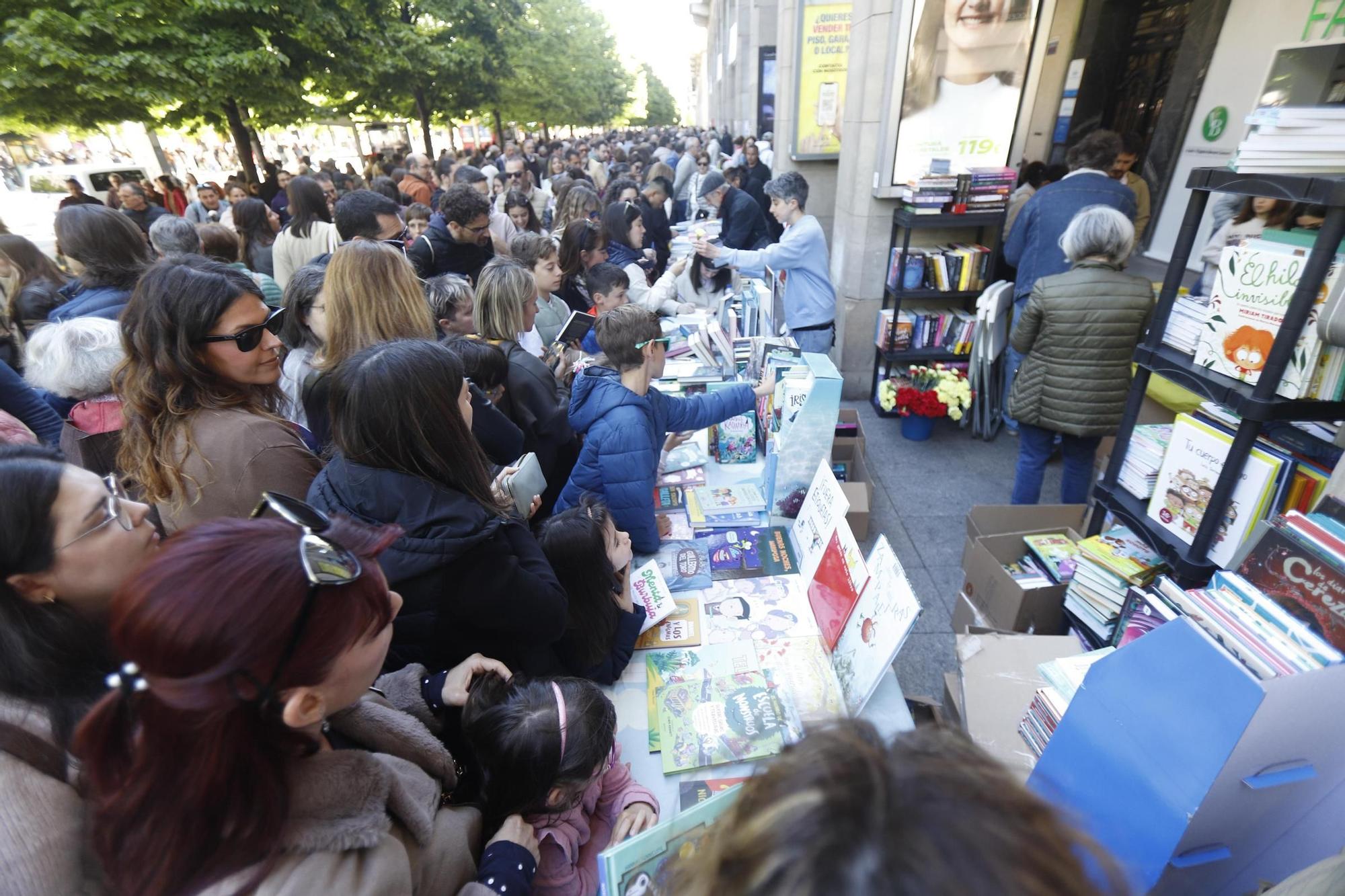 En imágenes | Multitudinario Día del Libro en el centro de Zaragoza