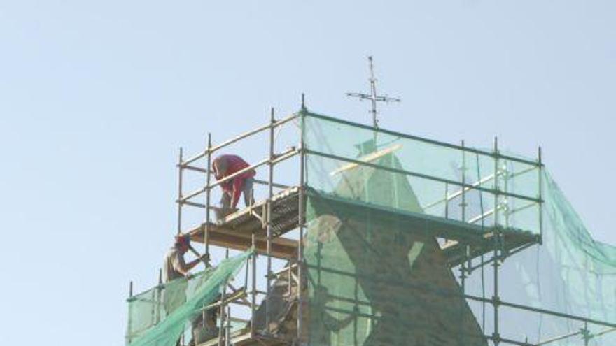 Trabajos de restauración en la torre de Otero de Bodas.