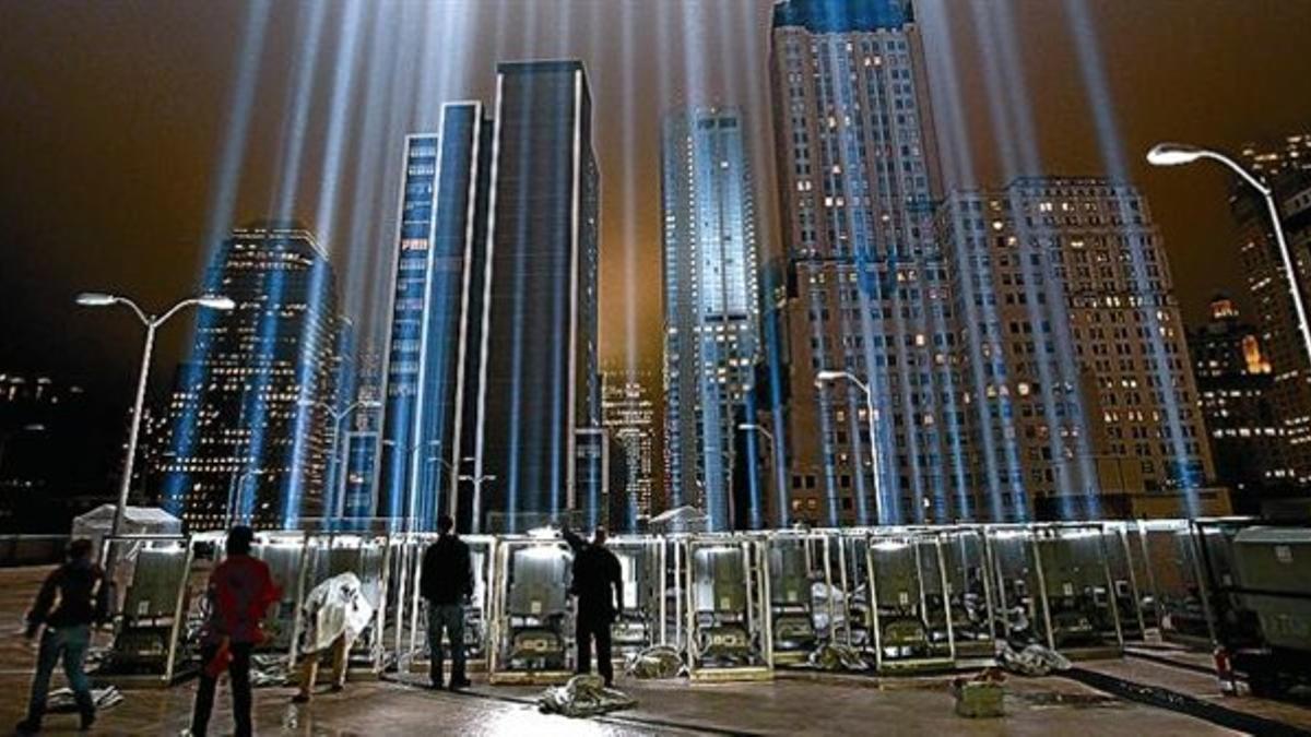 Unos trabajadores ajustan los haces de luz del Tribute in Lights, en memoria del 11-S, el pasado miércoles.