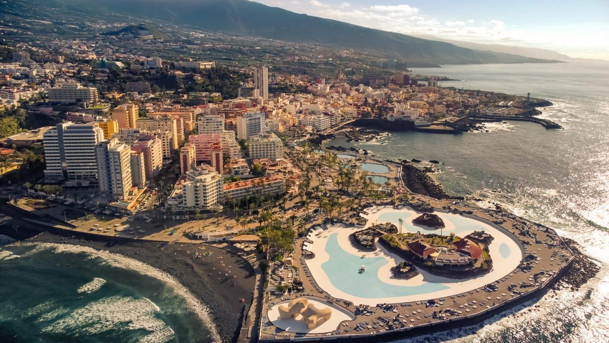 Archivo - Panorámica de parte de la zona turística de Puerto de la Cruz.