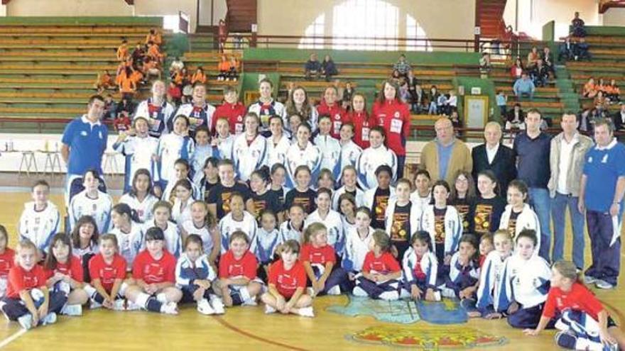 Los componentes de los equipos de voleibol de la SCD Ribadesella. / J. M. Carbajal