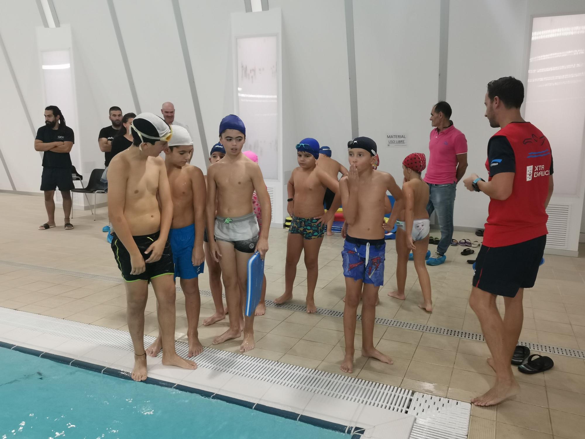 Inicio de los cursos de natación en la piscina de As Lagoas, en Bueu