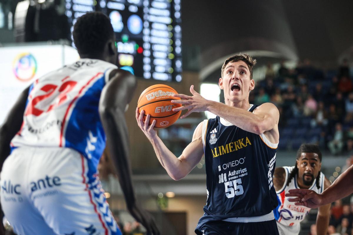 Raúl Lobaco durante el partido del Alimerka Oviedo Baloncesto ante el HLA Alicante