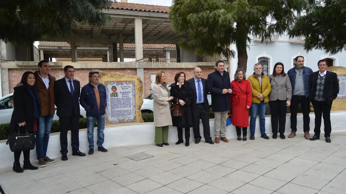 Participantes en el acto de inauguración del monolito en recuerdo de Sebastián Alabanda.