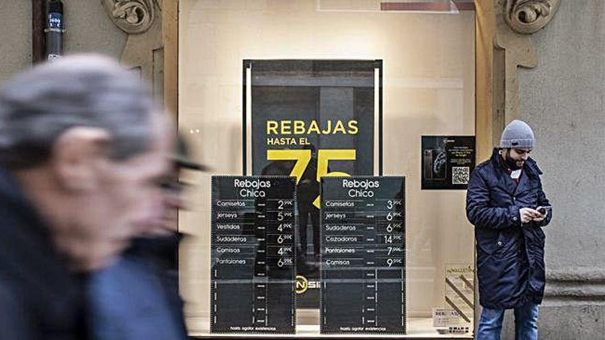 Un comercio, ya en rebajas, en la jornada de ayer.