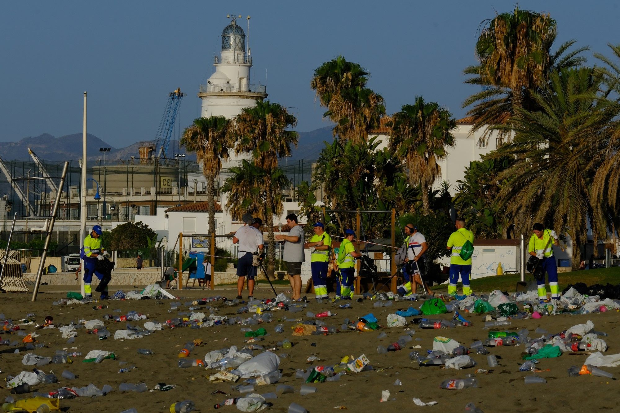 Toneladas de basura se acumulan en la playa tras celebrar la Noche de San Juan