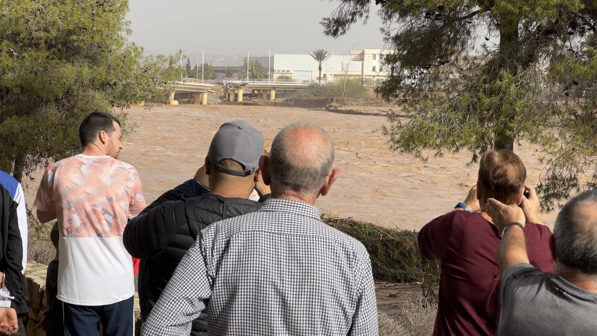 Estado del puente de Carlet por los efectos de la riada.