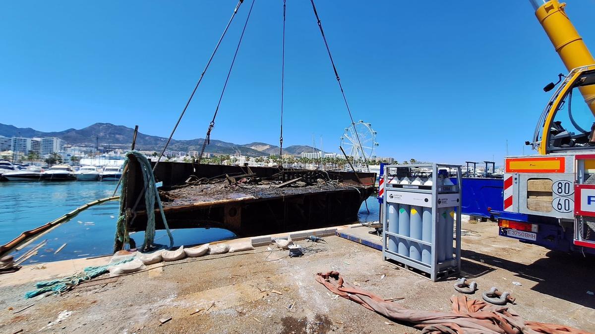 El Puerto Deportivo de Benalmádena ha retirado la proa y la popa del Willow.