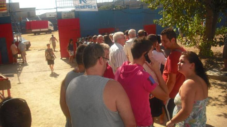 Esta mañana se han formado largas colas en la plaza portátil de Sueca para conseguir una entrada para ver a Ratón