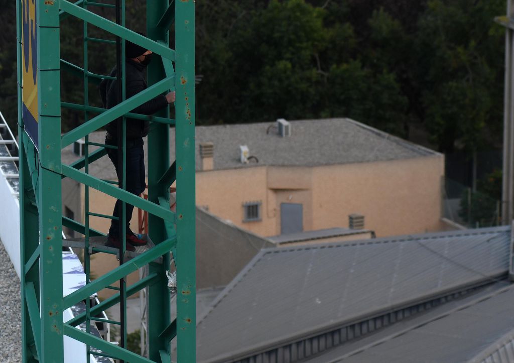 Un hombre amenaza con tirarse desde una grúa en Murcia