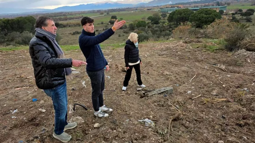VÍDEO | Una família intenta recuperar uns terrenys del rebesavi a Palau-saverdera però s'hi troba un abocador ple de deixalles