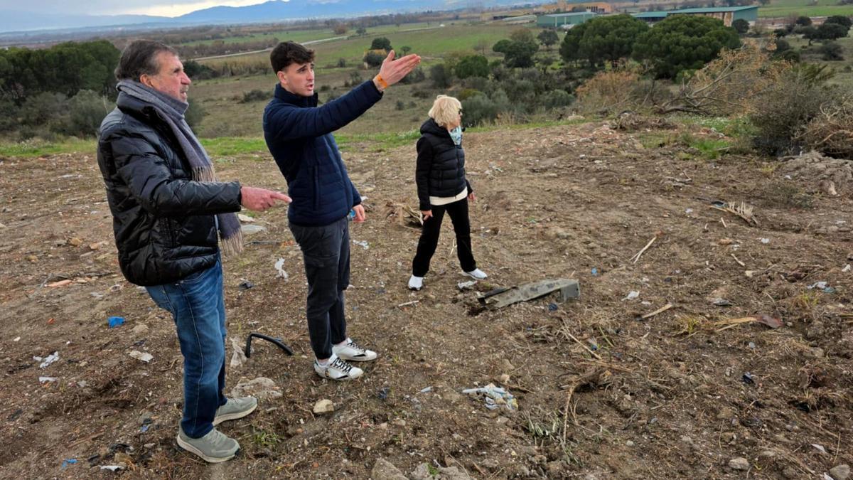 VÍDEO | Una família intenta recuperar uns terrenys del rebesavi a Palau-saverdera però s'hi troba un abocador ple de deixalles