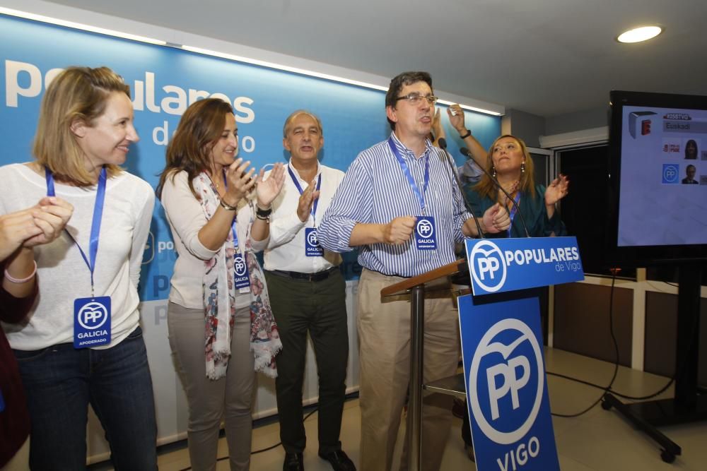 Varias decenas de personas se acercaron a la sede de los populares en la calle Urzaíz para celebrar junto al PP vigués la mayñría absoluta de Núñez Feijóo