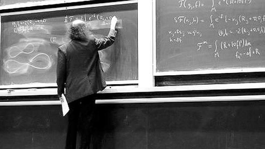 Grigori Perelman, mostrando su explicación de la conjetura de Poincaré en el MIT de EE UU en 2002.