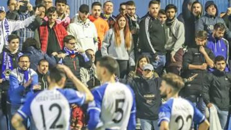 Los jugadores del Hércules se disculpan con su afición tras el partido de Los Arcos.