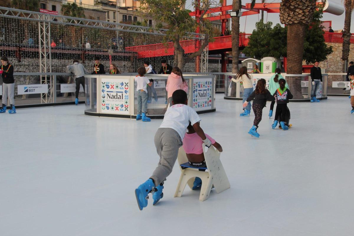 Pista de patinaje instalada en 2024 en el Moll de la Fusta.