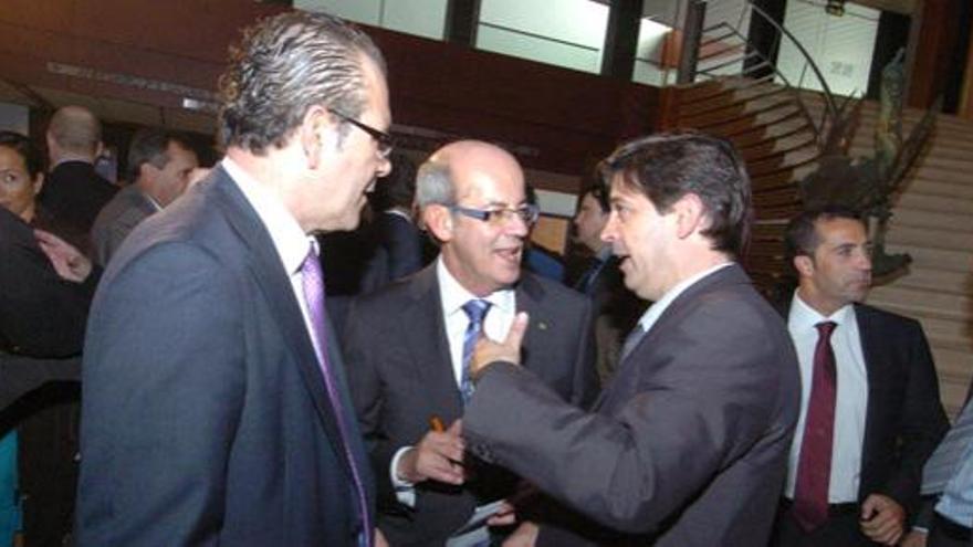 Juan Carlos Betancor, secretario general de Femepa (i), Antonio Rivero y el consejero González Ortiz, ayer, en el cóctel de Navidad de la CCE. i QUESADA