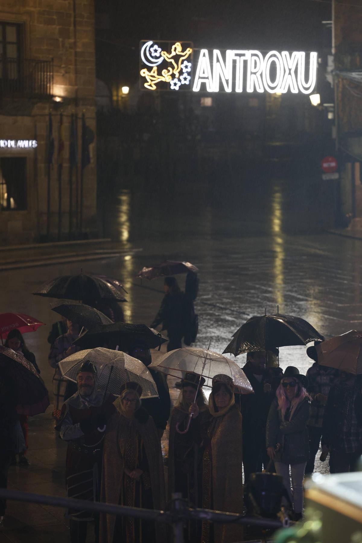 En imágenes: El concurso de murgas de Avilés bajo la lluvia En imágenes: El concurso de murgas de Avilés bajo la lluvia