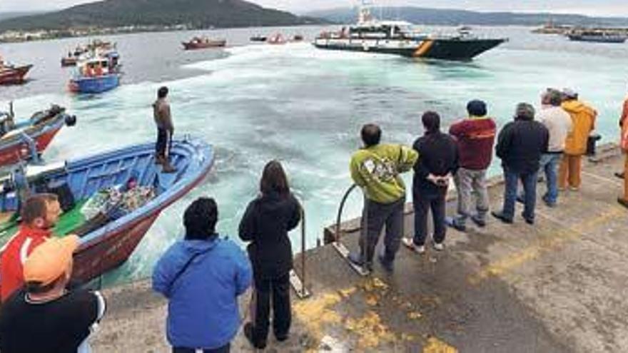 Los pescadores durante la concentración en el puerto, ayer.  // I. Abella