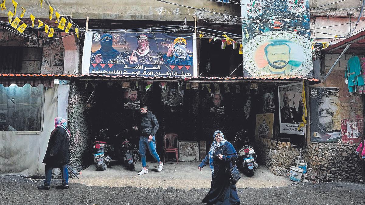 Varias personas transitan por una calle del campo de refugiados palestinos de Burj el Barajneh en Beirut.