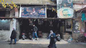 Varias personas transitan por una calle del campo de refugiados palestinos de Burj el Barajneh en Beirut.