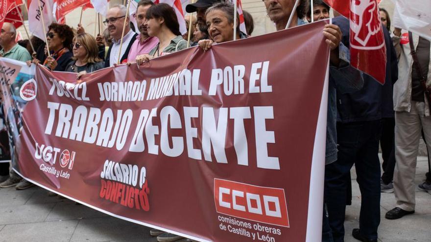 Concentración sindical ante la CEOE de Zamora para pedir subidas de sueldo del 3,5 por ciento