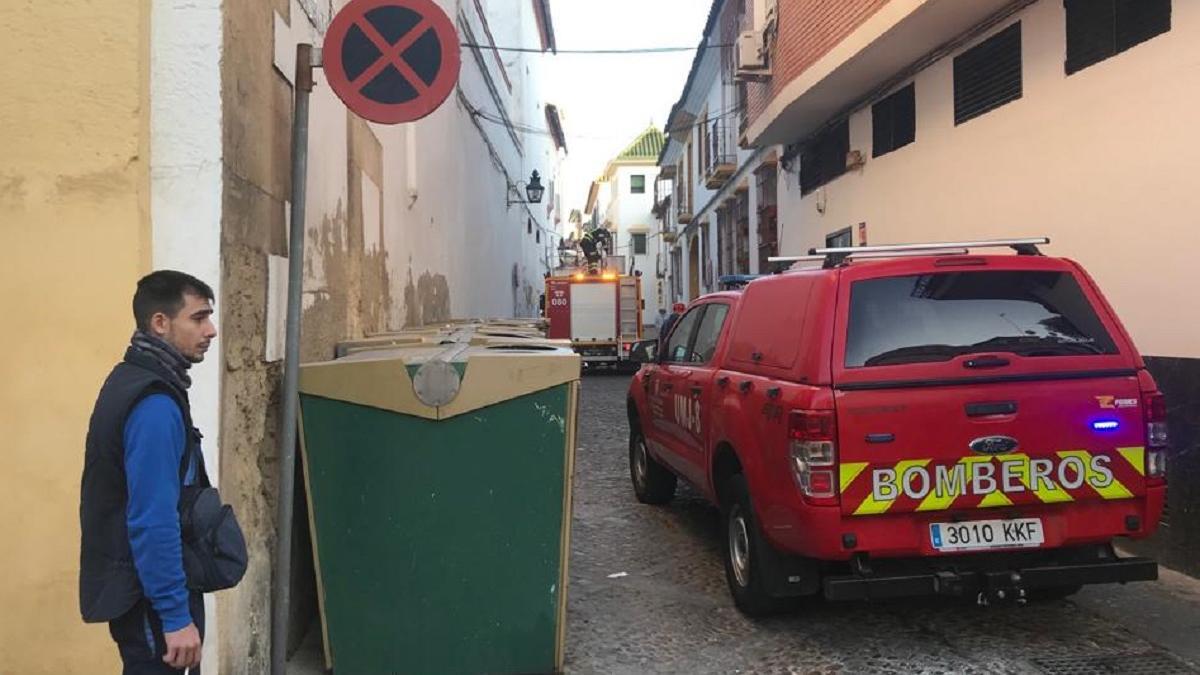 Vehículos de los bomberos en la calle Manchado, a donde han acudido al rescate de una mujer mayor que se ha caído en su casa y estaba sola.