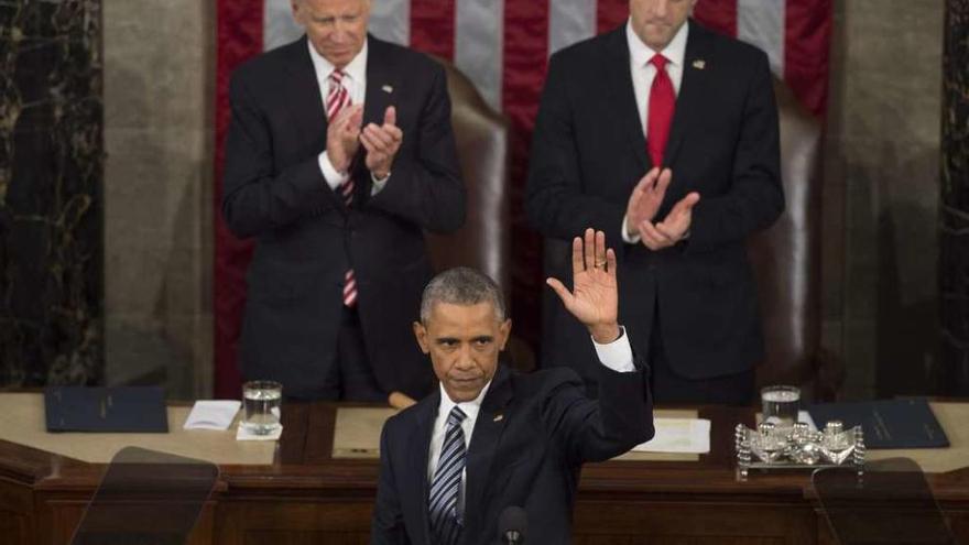 Obama saluda al auditorio tras finalizar su séptimo discurso sobre el Estado de la Unión. // Efe