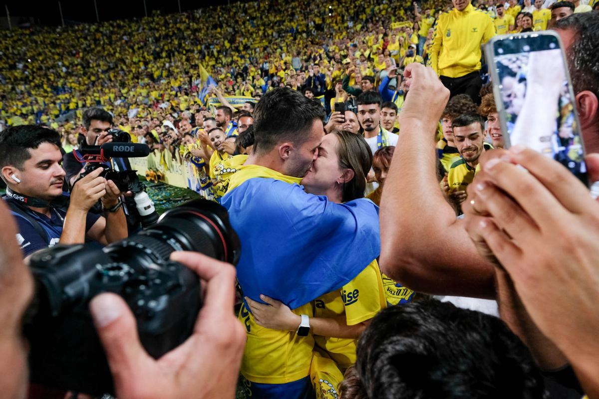 Kirian Rodríguez besa a su pareja tras conquistar el ascenso, el mágico 27-M de 2023 ante el Cartagena.