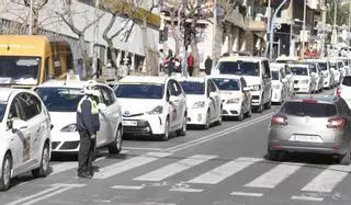 El Consell «enciende» a los taxistas de Alicante al liberalizar el servicio en la estación del AVE