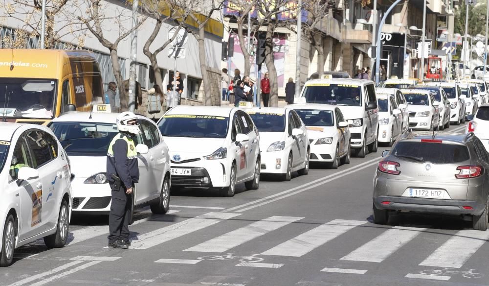 Protesta de los taxistas de Alicante contra la liberación del transporte en la estación del AVE