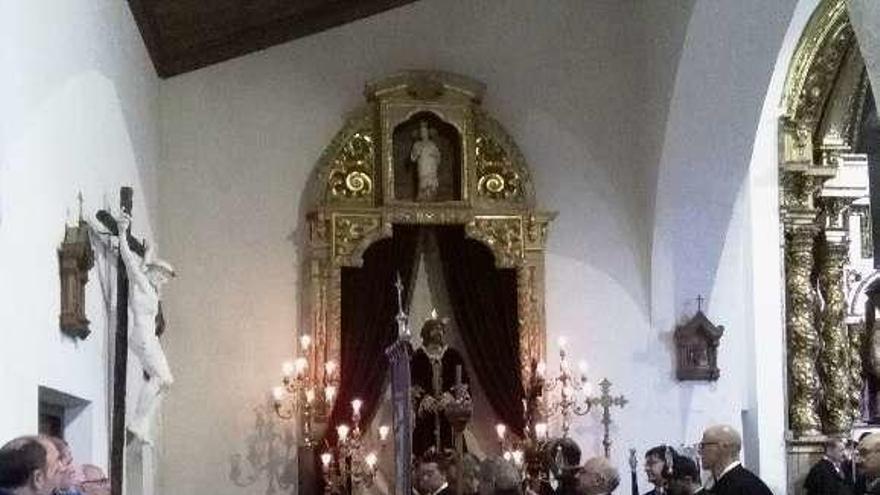 Cofrades durante el tradicional vía crucis en Santa Catalina.