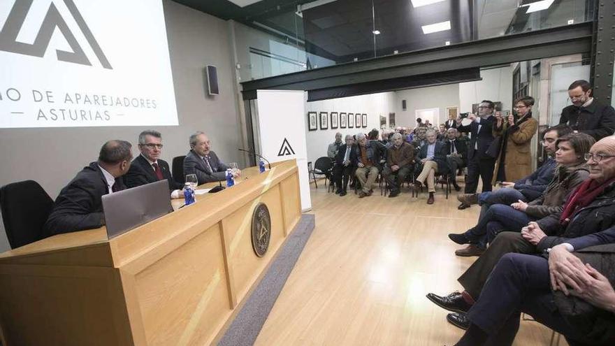 De izquierda a derecha, en la mesa, Fernando Lastra, Antonio Suárez Colunga y Wenceslao López.