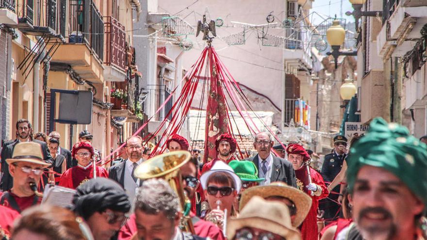 La procesión cívica del Día del Pájaro en su bajada desde Capuchinos en julio de 2019/ Foto TONY SEVILLA.