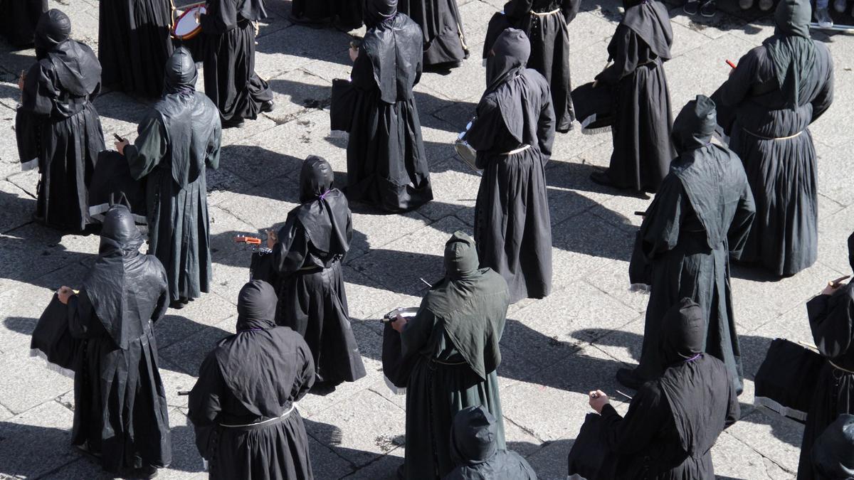 Hermanos de Jesús Nazareno durante una procesión