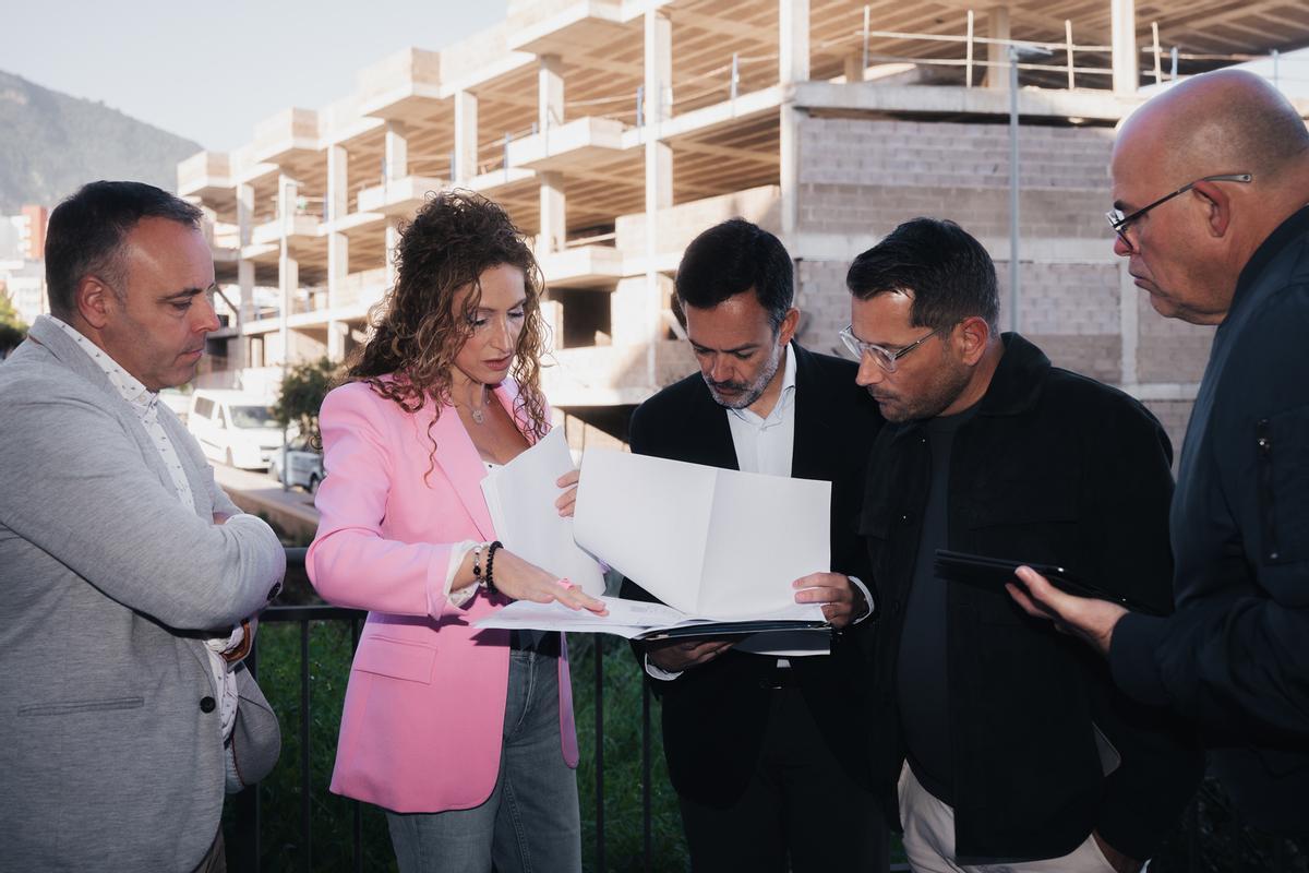 Visita al solar en el que se construirán 27 viviendas públicas en Los Realejos.