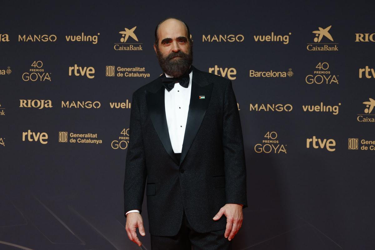 El actor Luis Tosar posa en la alfombra roja de los Premios Goya.