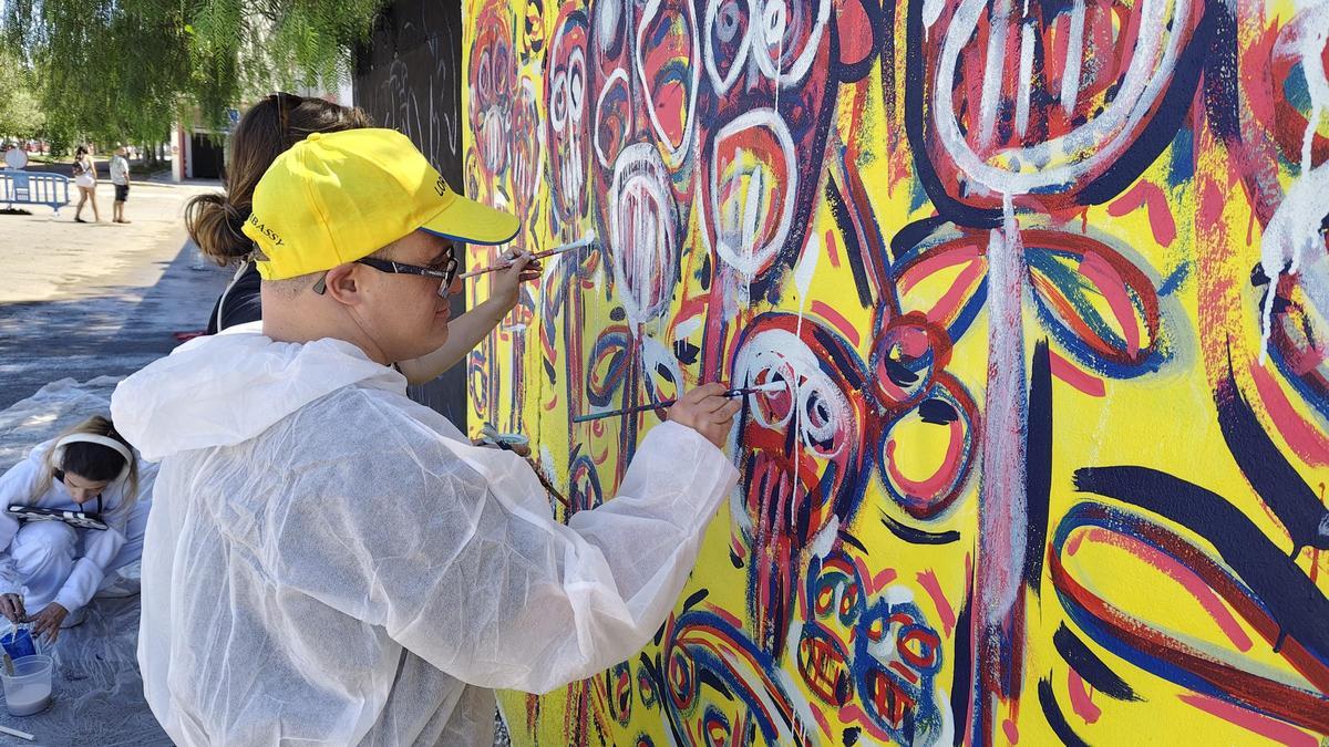 Uno de los murales de Los Alcázares durante su ejecución.