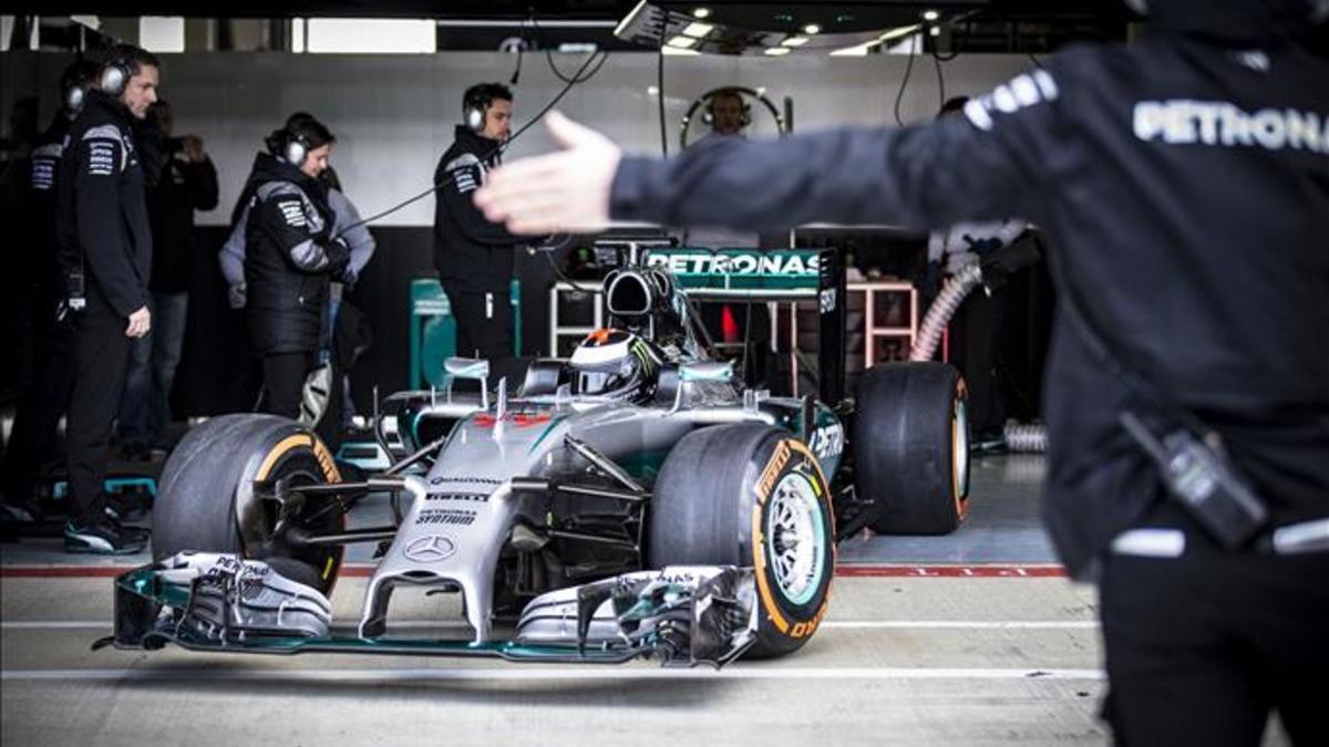 Lorenzo probando el Mercedes en Silverstone