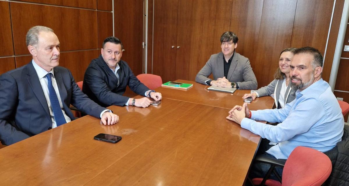Por la izquierda, Alberto González (FADE), Javier Fernández, Borja Sánchez, María Calvo y José Manuel Zapico.     |
