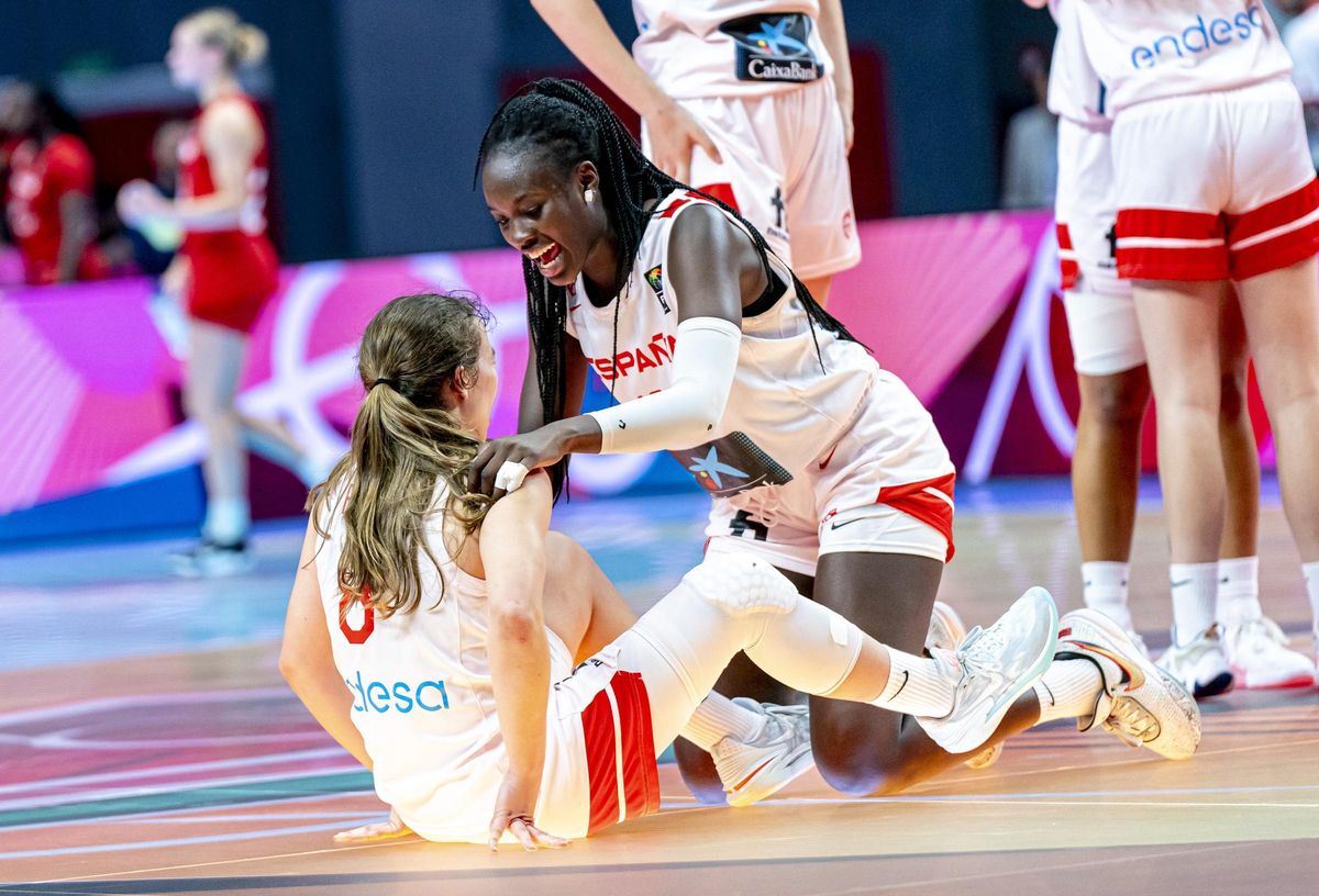 Alicia Flórez y Awa Fam, ambas jugadoras propiedad de Valencia Basket, se abrazan durante un partido de España.
