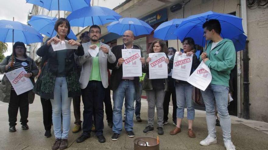 Ana Pontón y Carlos Callón (a la izquierda), ayer en Santiago, en un acto de protesta por la tarifa eléctrica.