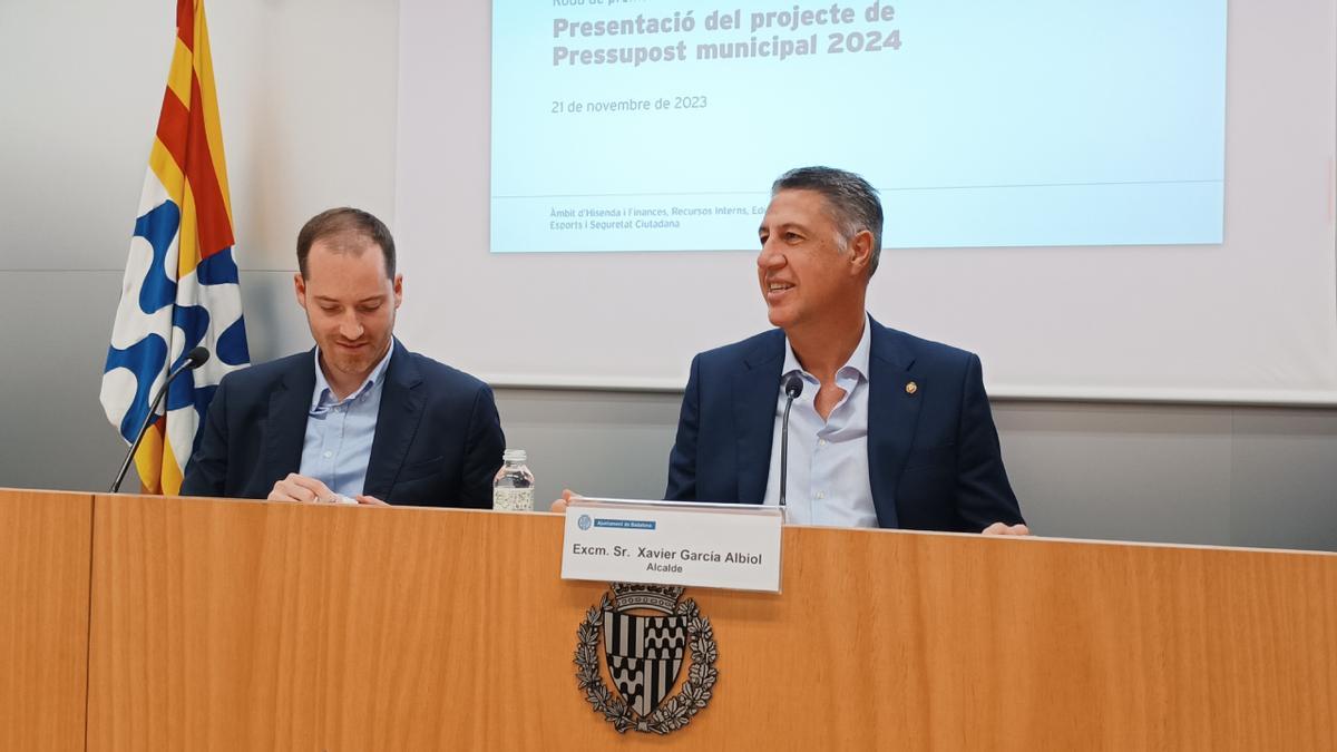 El alcalde Albiol y el primer teniente de Alcaldía, Juan Fernández, durante la presentación del presupuesto municipal para 2024 El alcalde Albiol y el primer teniente de Alcaldía, Juan Fernández, durante la presentación del presupuesto municipal para 2024